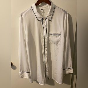 White blouse with navy piping detail XXL